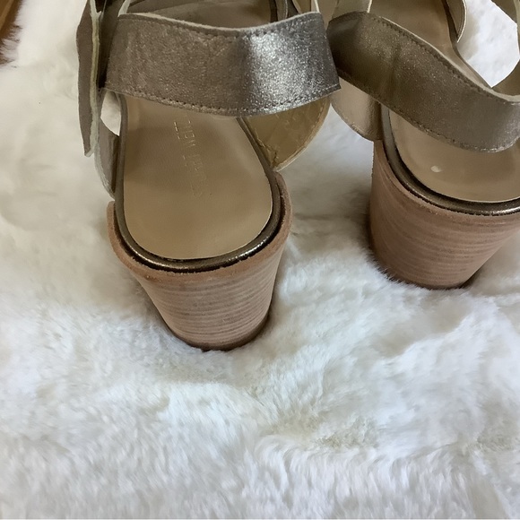 Stuart Wietzman Women’s Broadband City Sandal in Gold/Taupe 9.5 Box Included - Picture 3 of 5